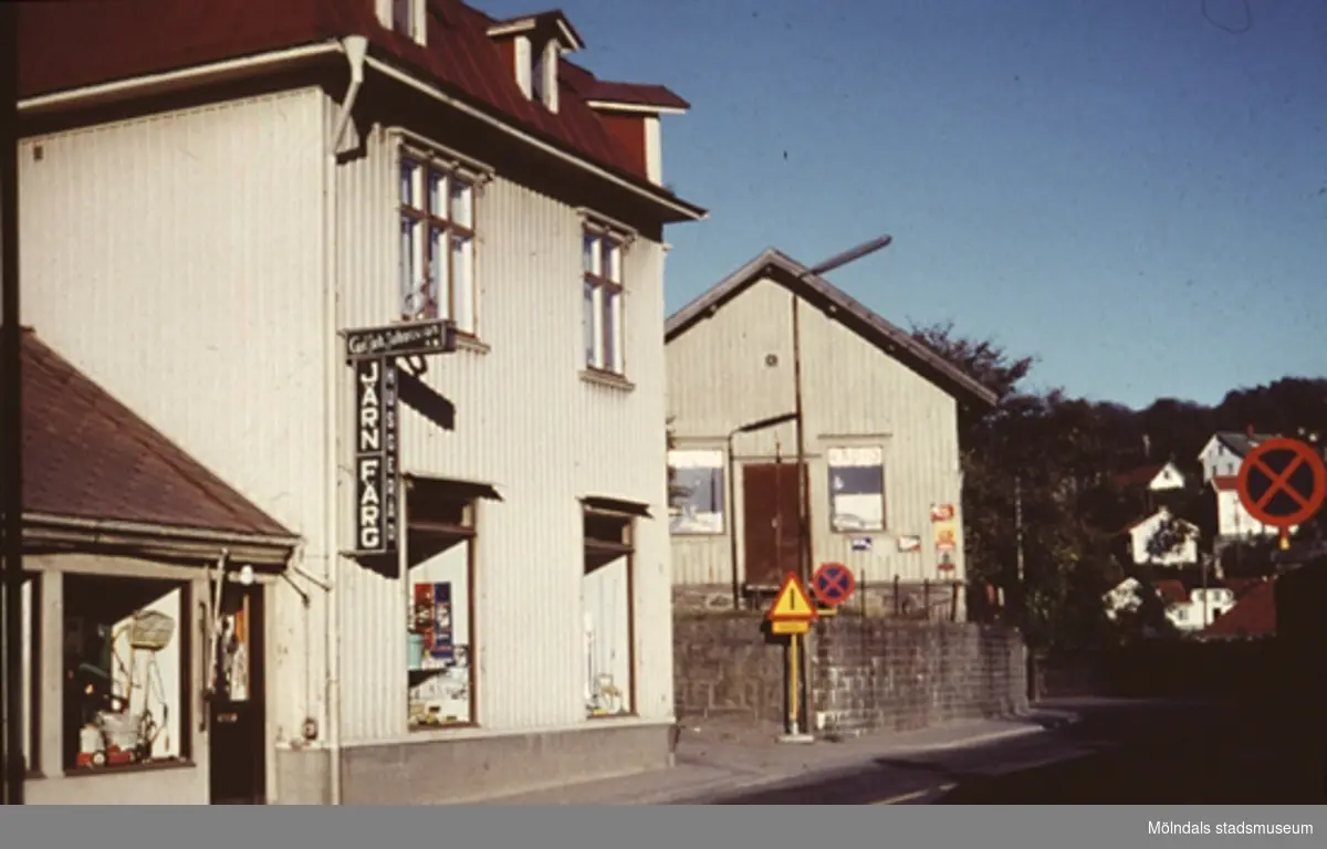 Huset låg på Kvarnbygatan 27, mittemot Papyrus mur. Mölndals kvarnby ses till höger i bakgrunden. Okänt årtal.