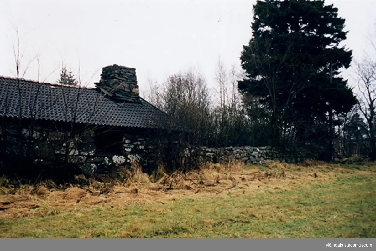 Före detta smedjan "Ljunghalla" Gastorp 9:1 område 5 vid Lindomemotet, januari - februari 1999. Stenlagda murar vid den plats där trädgården har legat. Hör ihop med: 2001_0642 - 0644.
