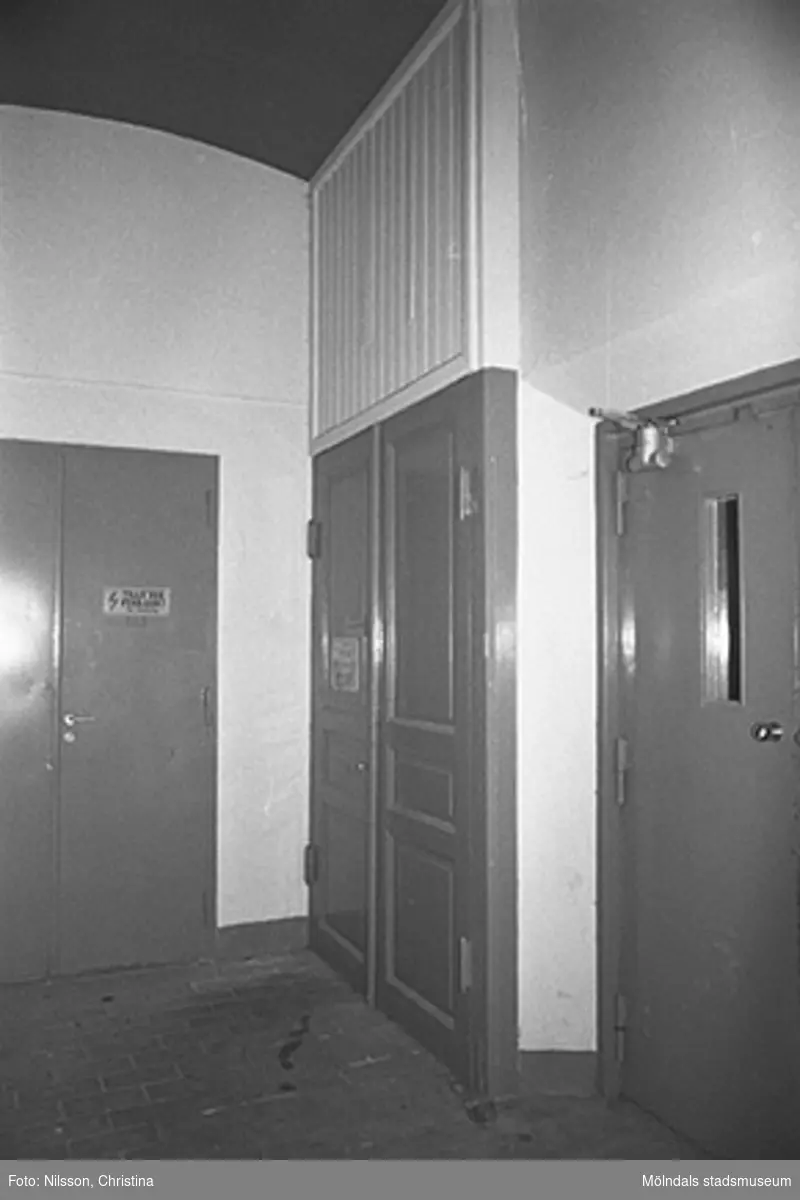 Byggnadsdetaljer: Dörrar samt en hiss till höger. August Werners fabriker i Lindome. Hösten 1994.