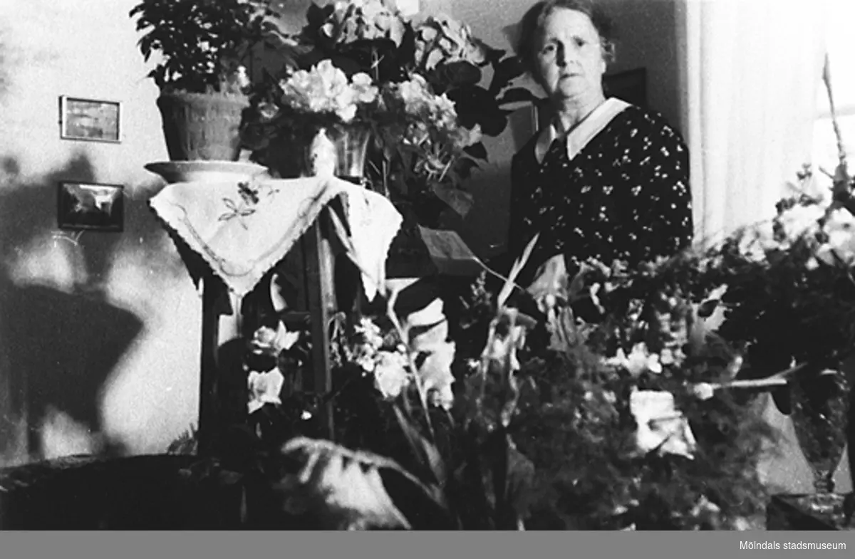 Nora Krantzs födelsedag, troligtvis på 60 års-dagen, Stretered 1930-tal. Nora (mormor till givaren) sitter vid ett blomsterbord.