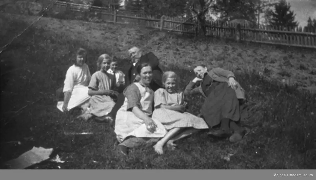 Direktör Jönsson, från Stretereds skolhem, tillsammans med vänner, Stretered 1920-tal.