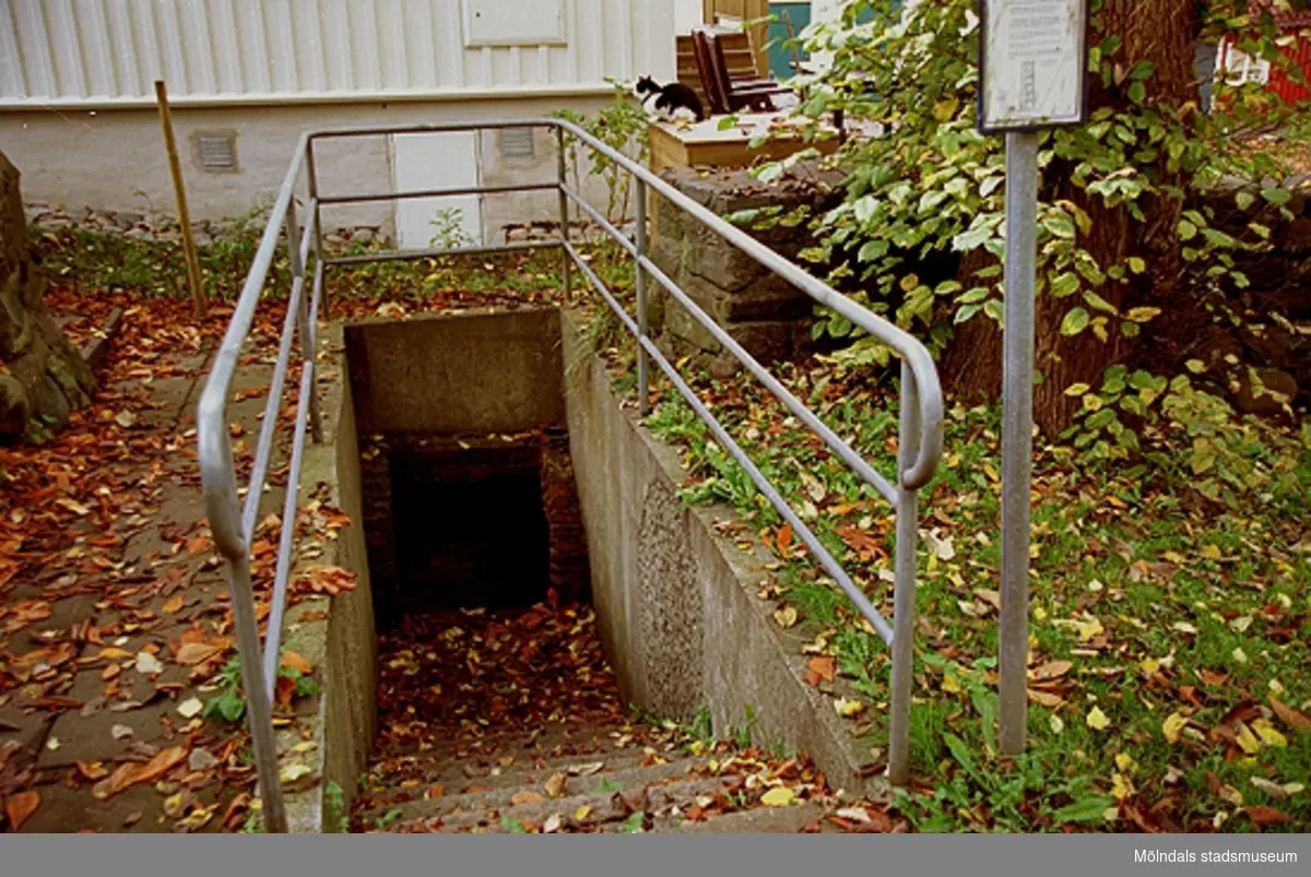 Ingången till det som en gång var syratornet "Sodom", år 2001. Nedgången finns i Kvarnbyparken. Huset i bakgrunden är ”Återbrukat” med tidigare adress Roten M38.