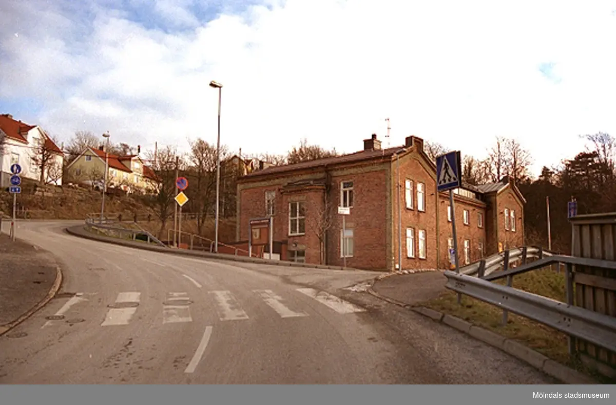 Gamla sjukstugan, f.d polishuset och där Mölndals museum tidigare låg (1986-2002), Norra Forsåkersgatan 19 år 2001. Backen upp till vänster är Rygatan.