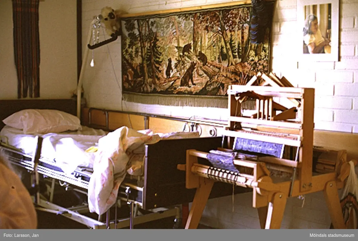 En säng, vävstol och väggbonad på Stretereds skolhem, 1980-tal.