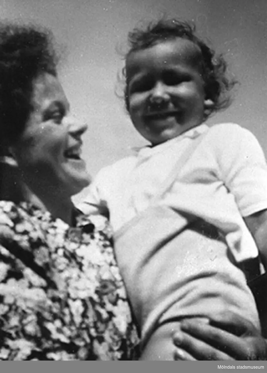 Praktikant Margit Emilsson (gift Wannerberg -52) med "älsklingsbarnet" 
Håkan Carlsson på Krokslätts daghem under Margits pratik som biträde 1945-10-01 - 1946-08-01.