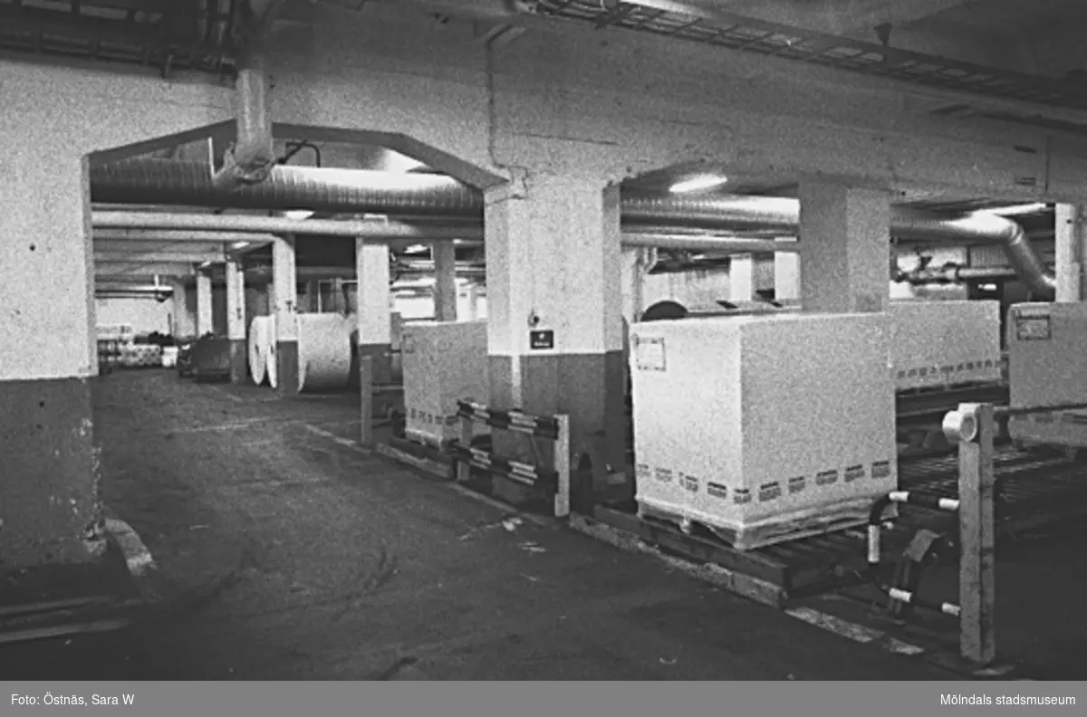 Interiör från pappersfabriken, 1980-tal.
Bilden ingår i serie från produktion och interiör på pappersindustrin Papyrus.