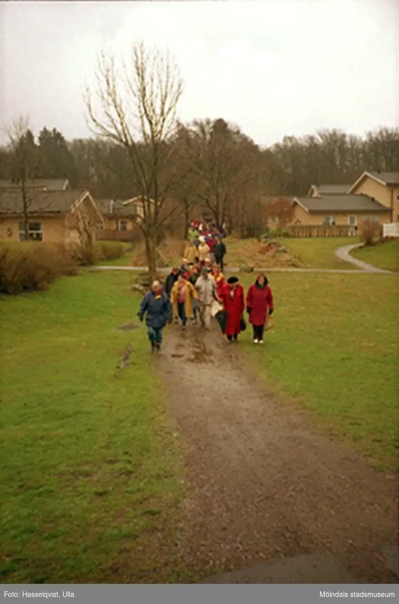 Besökare som vandrar i området vid Ullas Lyckas väg. Invigning av Natur- och Kulturstigen i Livered, Kållered, år 2000.
