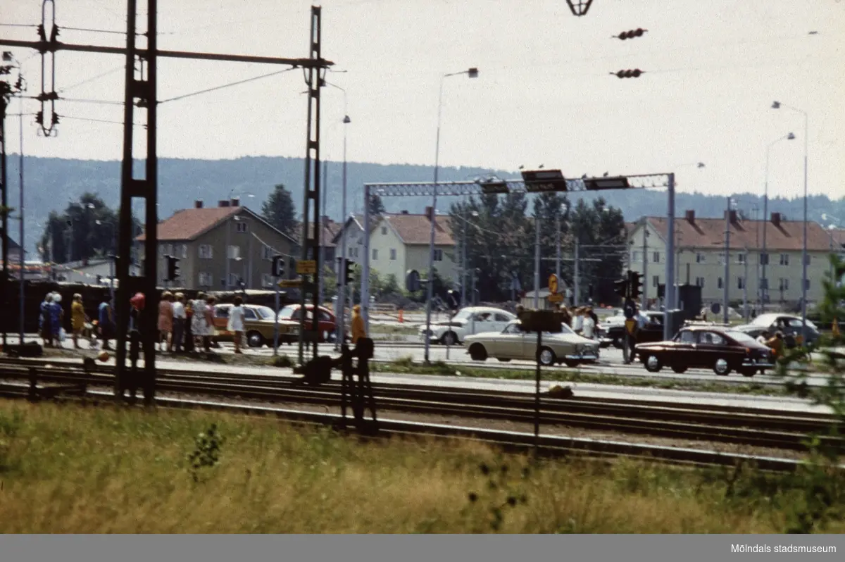 Utsikt över järnvägsspår mot Kungsbackavägen i Mölndal, 1970-tal. I bakgrunden ses bebyggelse på Broslätt
