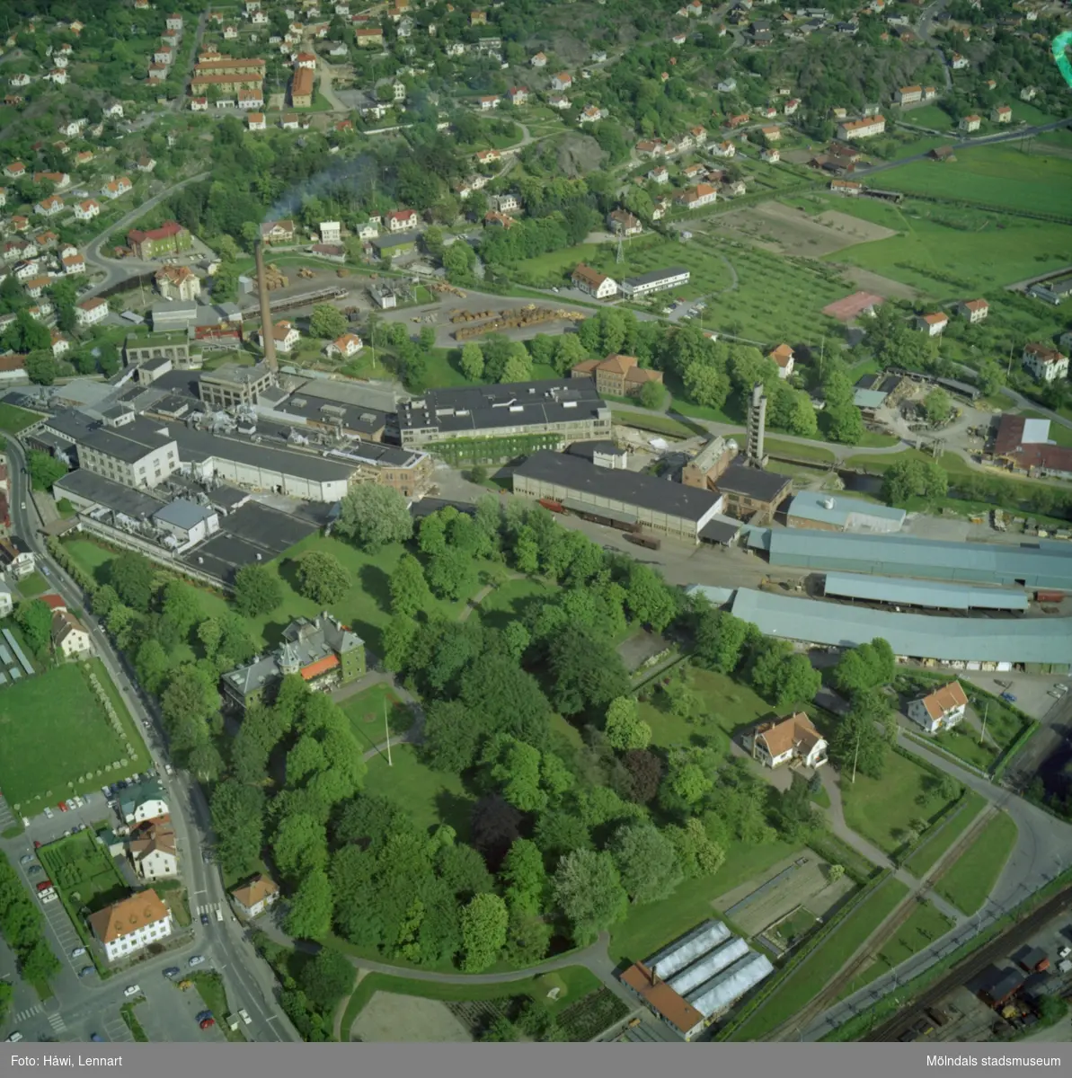 Flygfoto över pappersbruket Papyrus fabriksområde i Mölndal, 9/6 1969. I övre högra hörnet syns Yngeredsfors fruktodlingar.