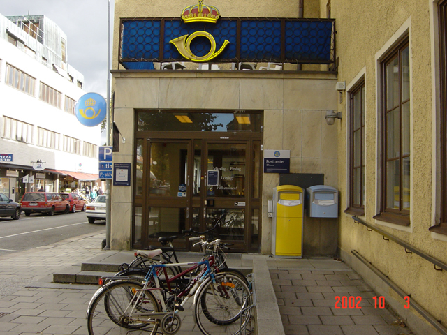 På samma adress finns också Svensk Kassaservice. I de blå
brevlådorna läggs "lokalpost" (försändelser inom det lokala
postnummerområdet). I gula brevlådor läggs försändelser till utlandet
och övriga postnummerområden.