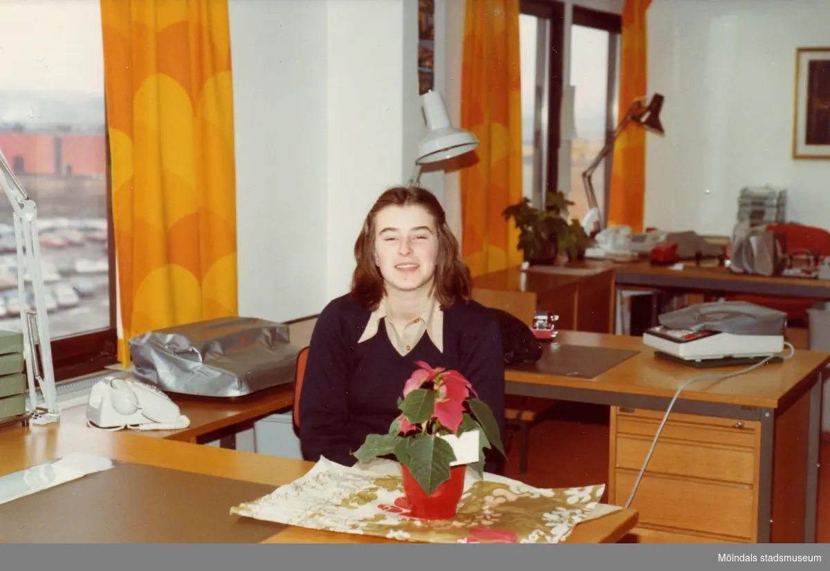 Lindometjejen Karin Gustafsson praktiserar på Guhlins kontor 1977. arin och givaren var klasskamrater i DK2e på Fässbergs gymnasium åren 1976-1978. De gjorde sin 2-veckorspraktik i Gulinshuset i Sisjön.