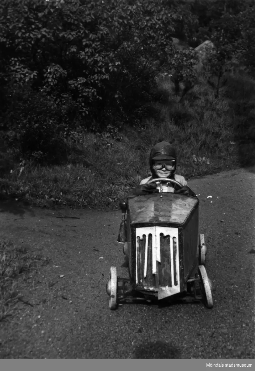 En pojke som kör sin lådbil i Stretered, Kållered.