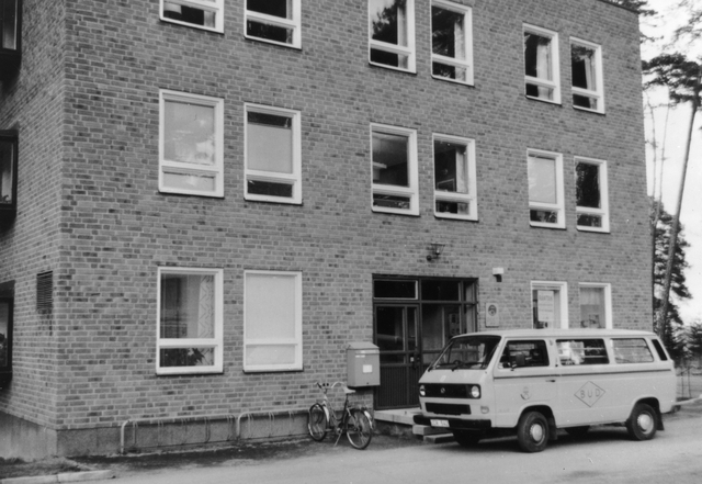 Uppsala 17 i Ulleråker indrogs den 1 februari 1989 men
lantbrevbärare med uppehåll i postlokalen ersatte posten tiden efter
indragningen.