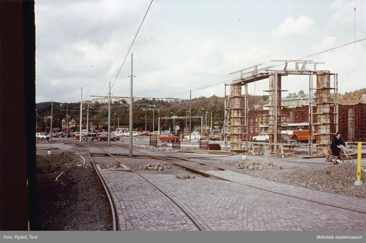 Byggnation av Mölndals Bro, år 1975.