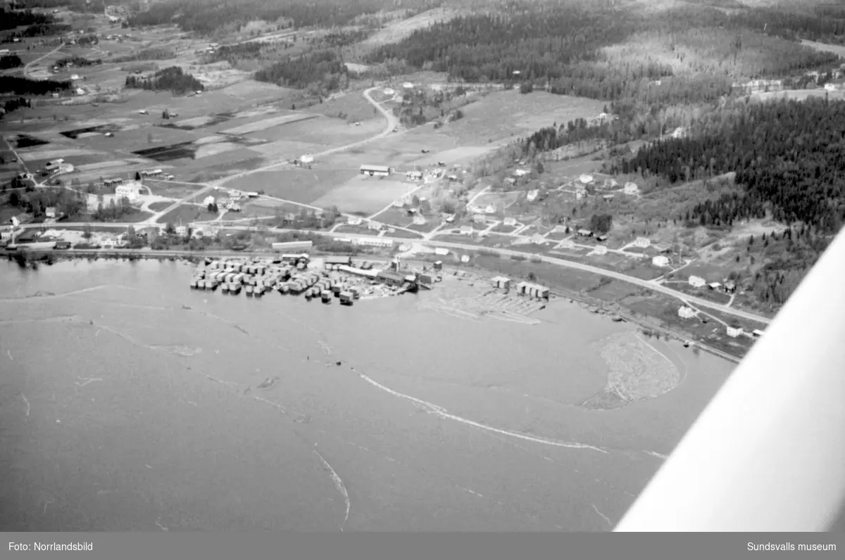 Flygfoton över Stöde och Stödesjön med högt vattenstånd. Översvämmade hus och vägar.