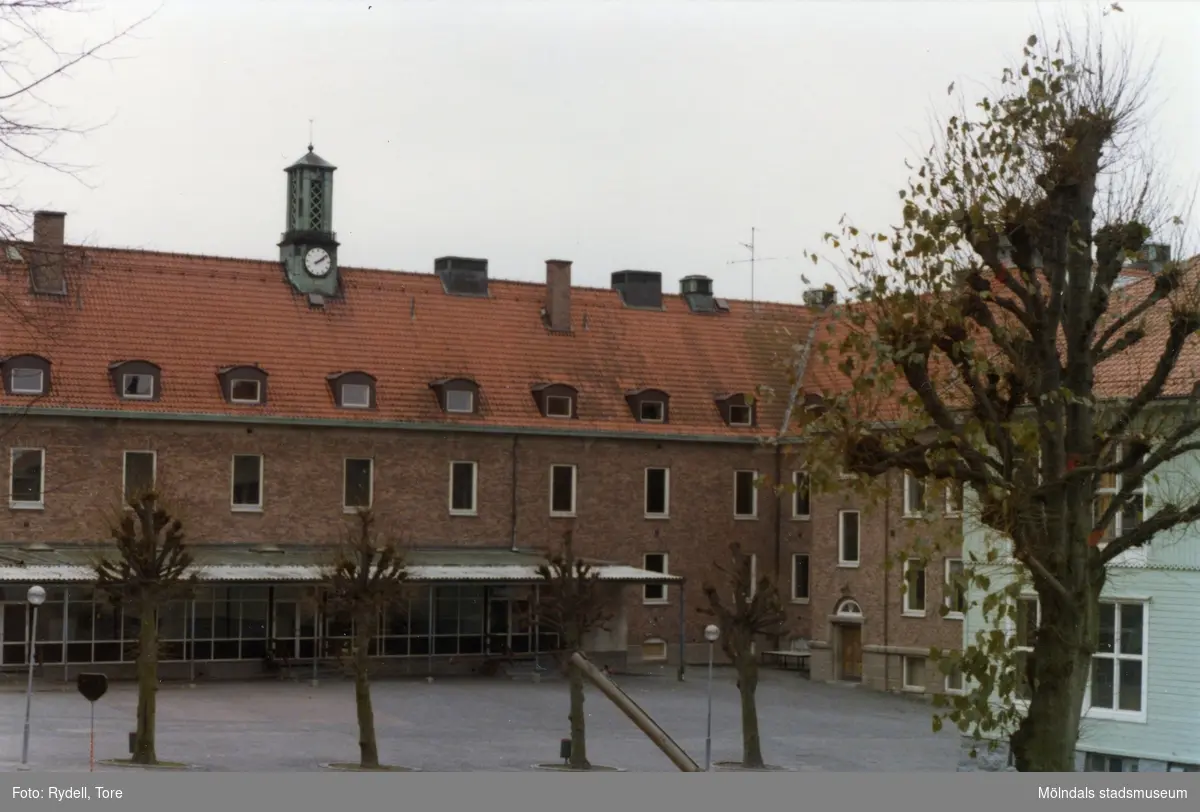 Kvarnbyskolan och Trädgårdsskolan i Trädgården, Mölndal, på 1970-talet. Vy från Trädgårdsgatan.