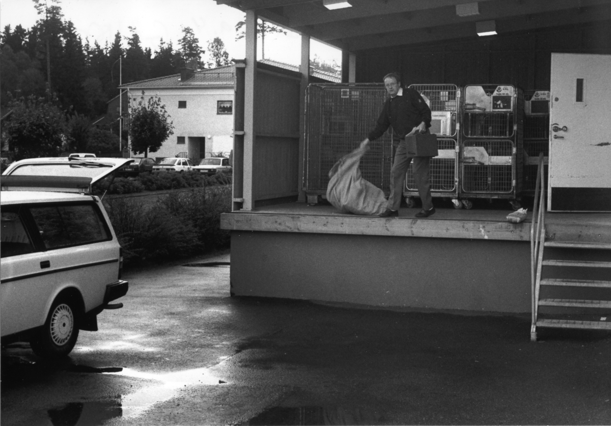 Lantbrevbäraren Conny Stern på lastbryggan vid postkontoret i Gällstad.