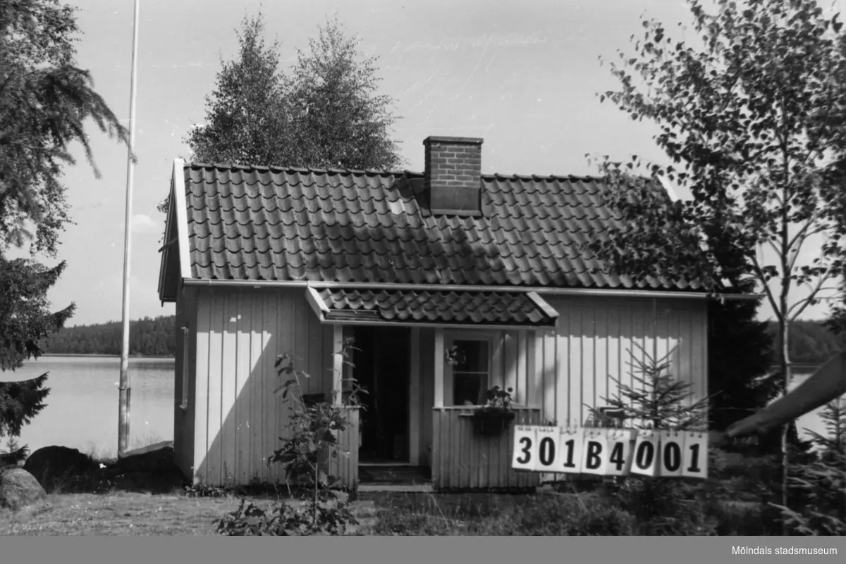Byggnadsinventering i Lindome 1968. Skräppholmen 2:11.
Hus nr: 301B4001.
Benämning: fritidshus och två redskapsbodar.
Kvalitet: god.
Material: trä.
Tillfartsväg: ej framkomlig.
