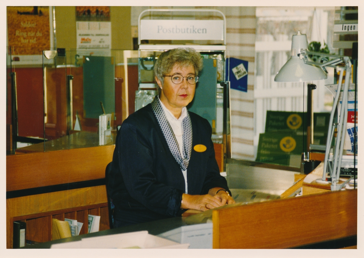 Postmästare Anita Söderström vid kassadisken, Postkontoret Köpmanholmen, 1993.