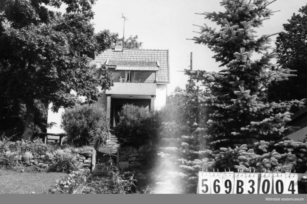 Byggnadsinventering i Lindome 1968. Fagered 1:34.
Hus nr: 569B3004.
Benämning: permanent bostad och garage.
Kvalitet: god.
Material, bostadshus: tegelpapp.
Material, garage: sten.
Tillfartsväg: framkomlig.
Renhållning: soptömning.