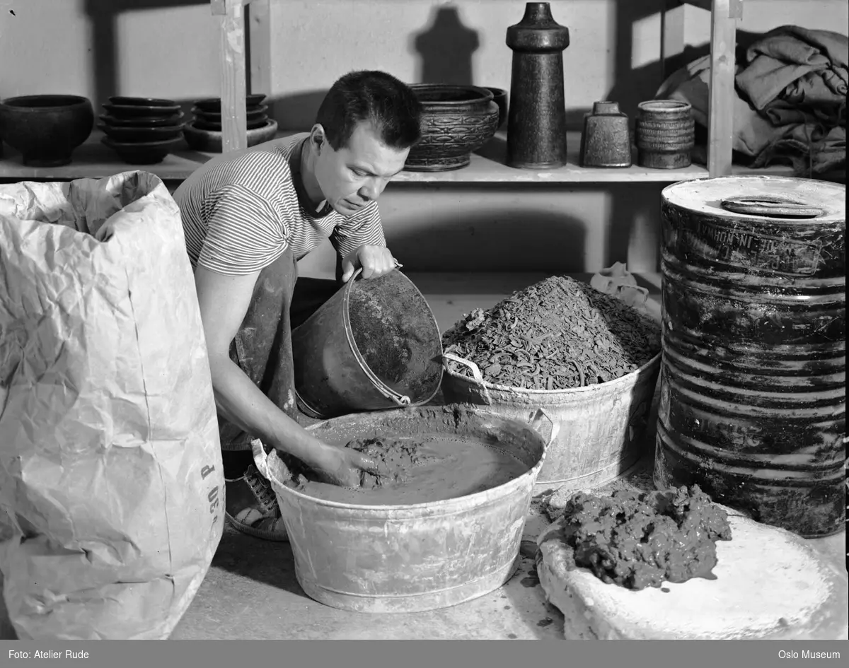 Pløen keramikkverksted, interiør, mann, keramiker i arbeid
