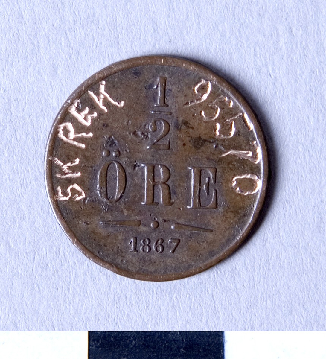 Åtsidan: Krönt spegelmonogram för Carl XV samt kungakronor.