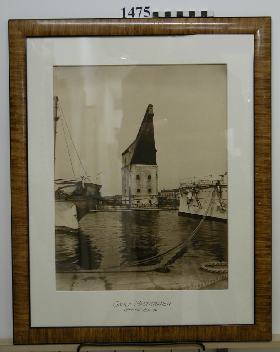 Fotografi, i glas och ram, över gamla mastkranen å nya varvet i Karlskrona. Uppförd 1804-1806.
