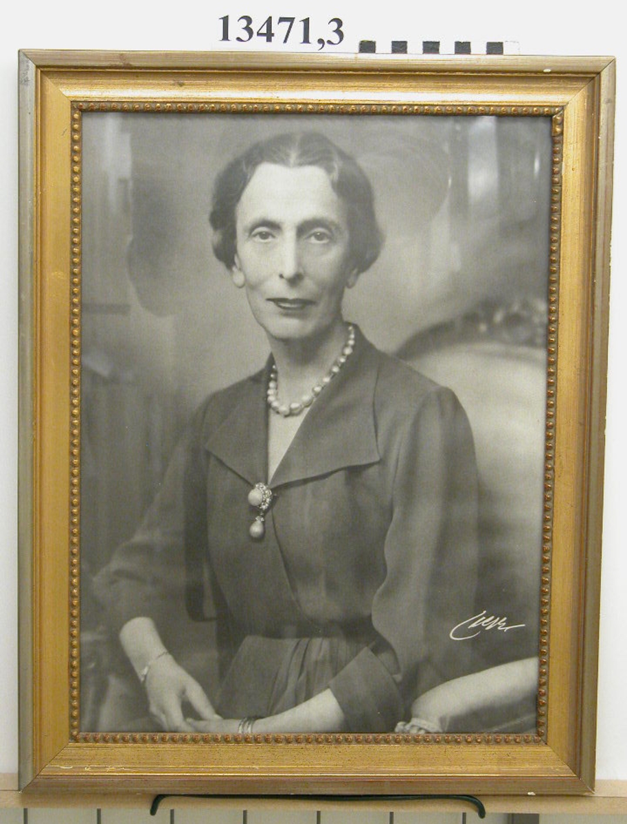 Fotografi inom glas och förgylld ram. 6 st. Porträtt av H M Drottning Louise.