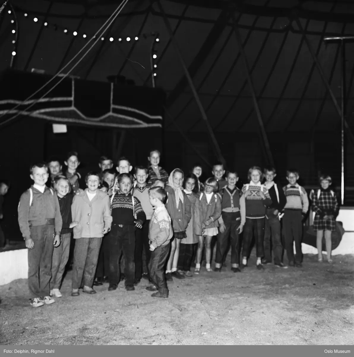 Cirkus Arnardo, telt, interiør, barn, publikum