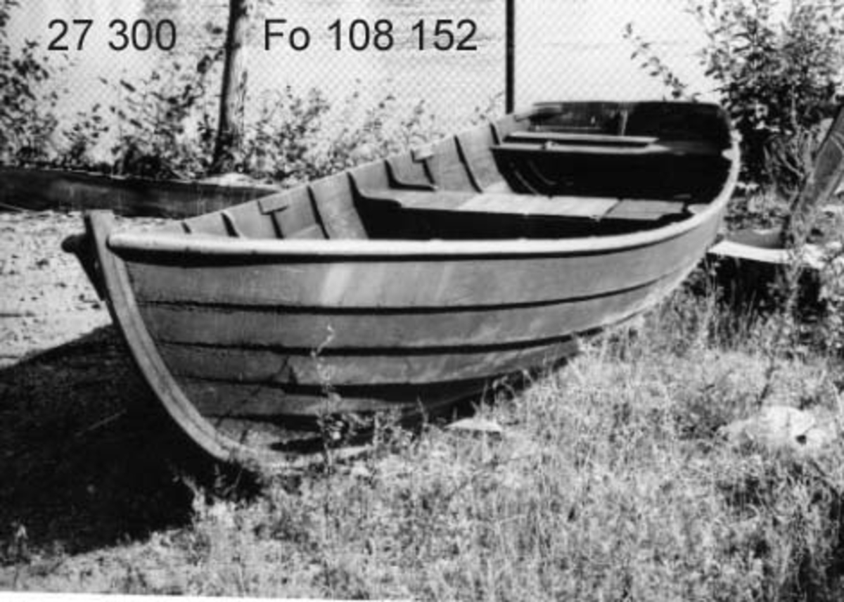 Eka, klinkbyggd roddbåt i furu. Längd 4,89 meter. Bredd 1,59 meter.