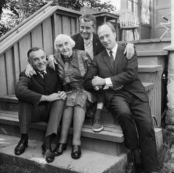 Henny Skjønberg med sønnene Per, Pål og Espen.