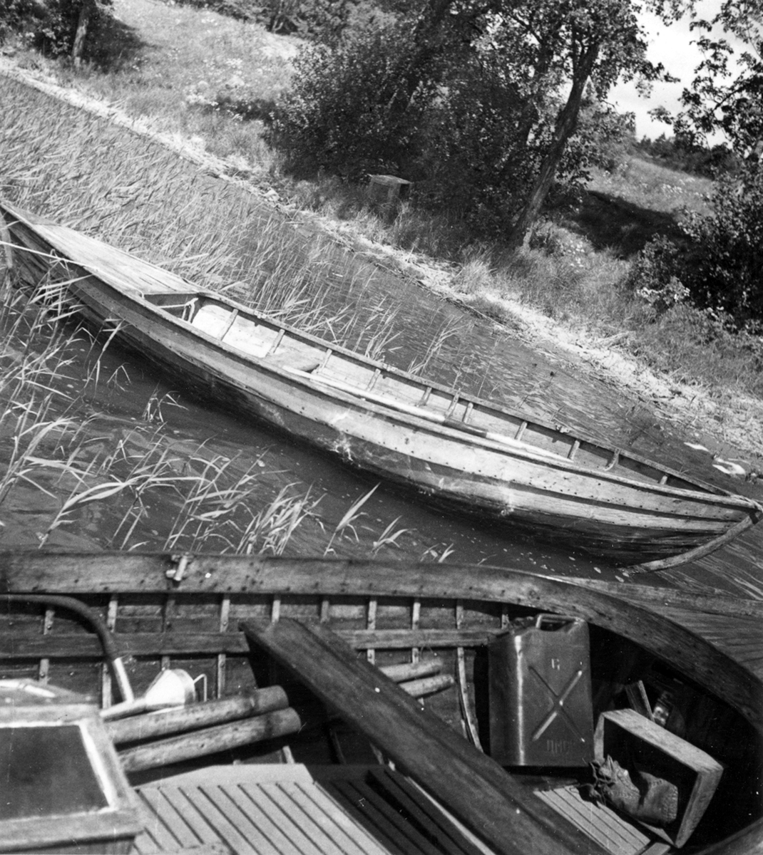 Uppland, Stockholms län, Frötuna skeppslag, Länna socken, Slängsboda. Roddsump: snipa med fisksump i aktern, juni 1950