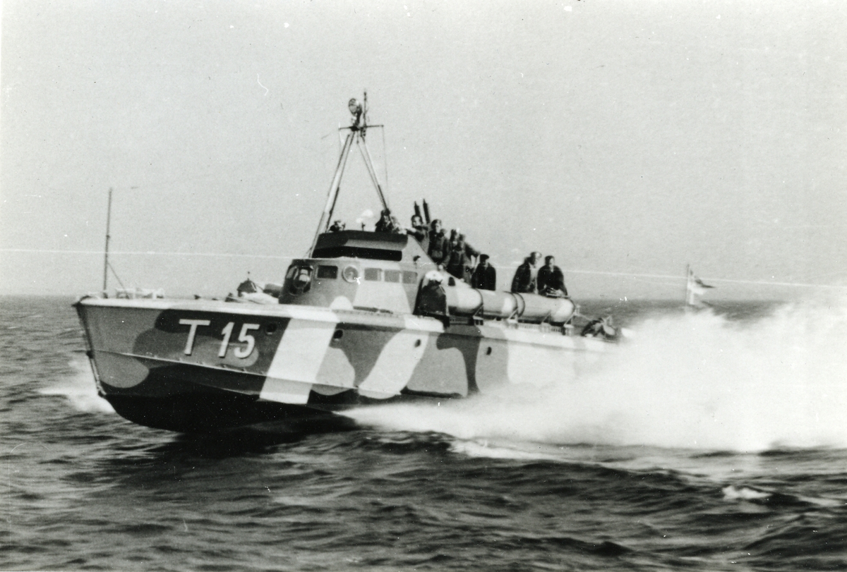 Motortorpedbåten T 15 under gång i hög fart.