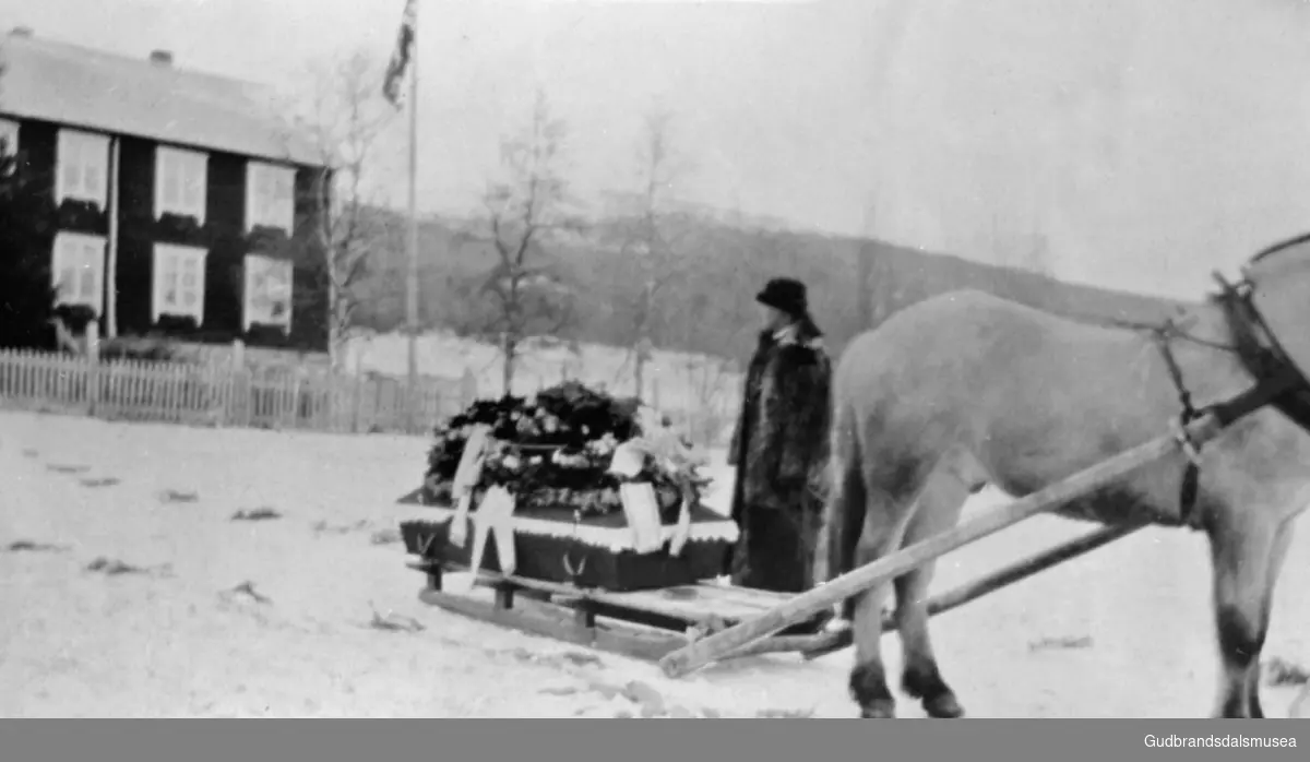 Mann og hest med kiste på slede. Begravelse etter Per Nordsletten.