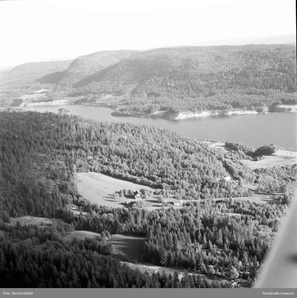 Flygfoton över landsbygd och gårdar kring Östanskär, Indal.