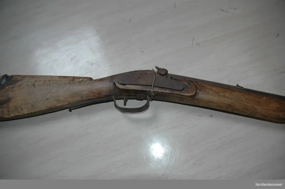 Rifle kaliber 8 mm. Perkusjonsvåpen fra ca 1830-1840

Kolbe er i te, løp og avfyringmekanisme og avtrekker i jern, beslag kolbe samt beslag rundt løp og kolbe i kobber.
