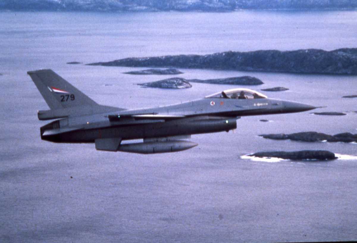 Norsk fly av typen F-16 Falcon med nr. 279.