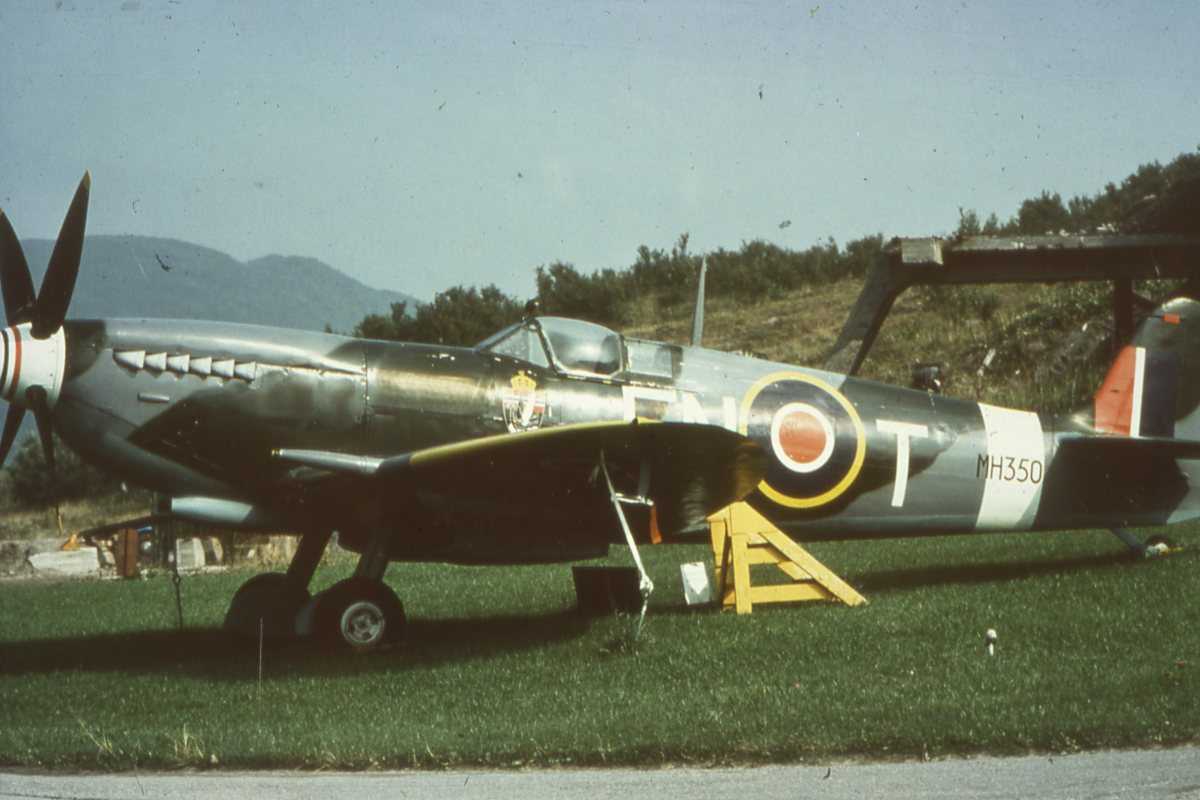 Norsk fly av typen Spitfire med nr. MH 350 og merking FN-T, utstilt på ...