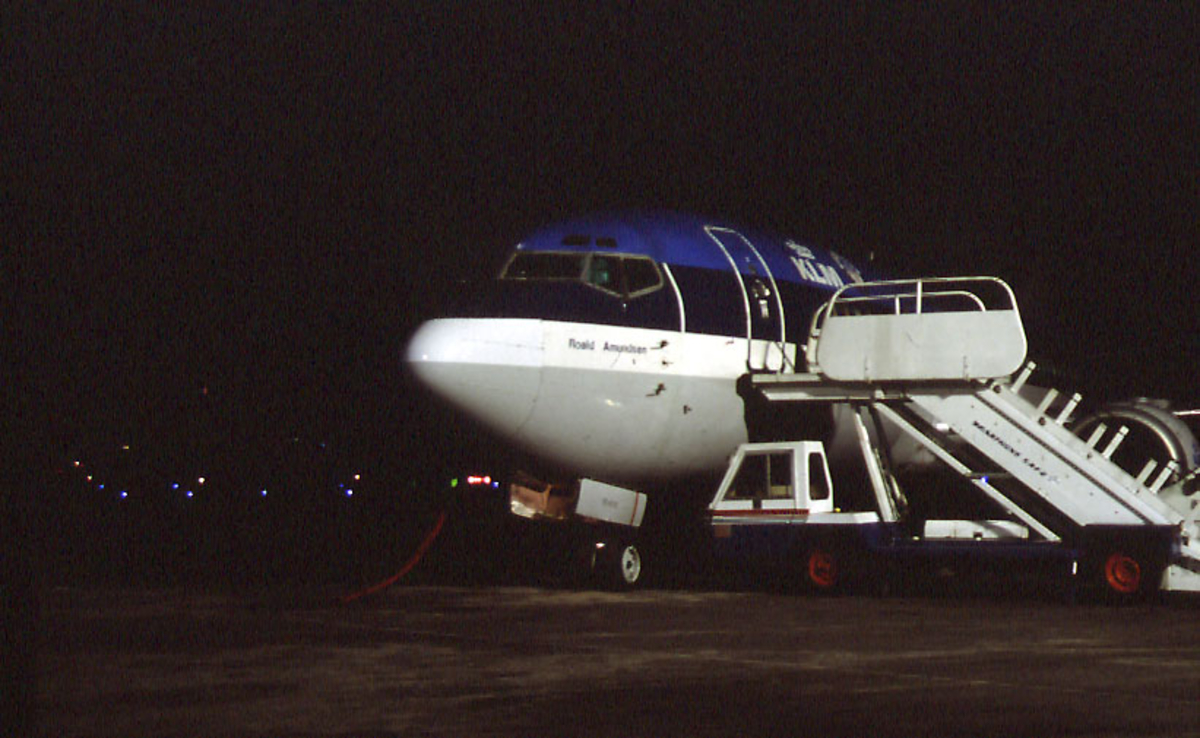 Lufthavn/flyplass, ett fly, "Roald Amundsen" fra KLM.  Tatt i mørket.