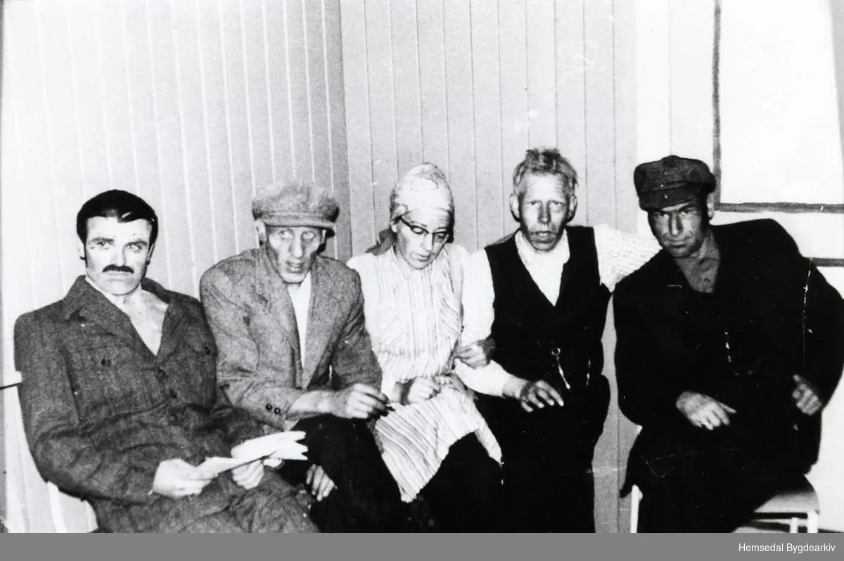 Aktørar i spelstykket "Pengemakta" 1965-1970 i regi av ungdomslaget i Hemsedal.
Frå venstre: Per Engene, Ola Furuhaug, Margit H. Ulsaker, Hans Borge og Syver Engen