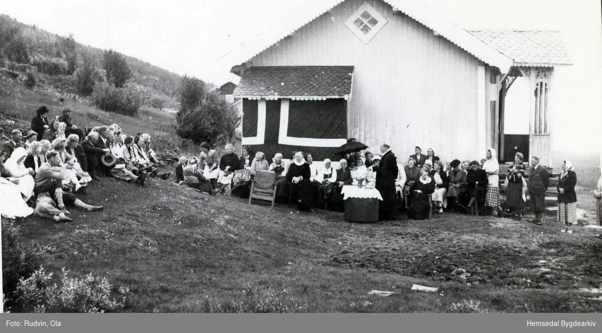 Skulehuset i Lykkja i Hemsedal, 1950. Sumaren 1950 var det bispevisitas for fyrste gong i Lykkja ved biskop Skard, som nyss hadde teke over embetet sitt.