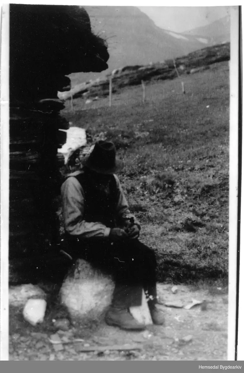 Gamle Jon Wøllo Grøndalen ved Dokkbua i Hydalen ca. 1945
