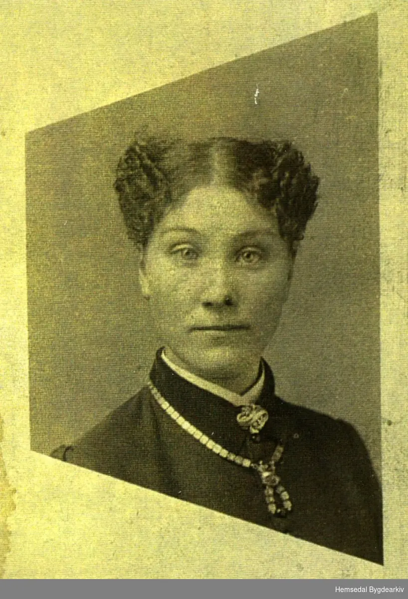 Margit Aalrust, fødd 1859 i Hemsedal, gift Glesne