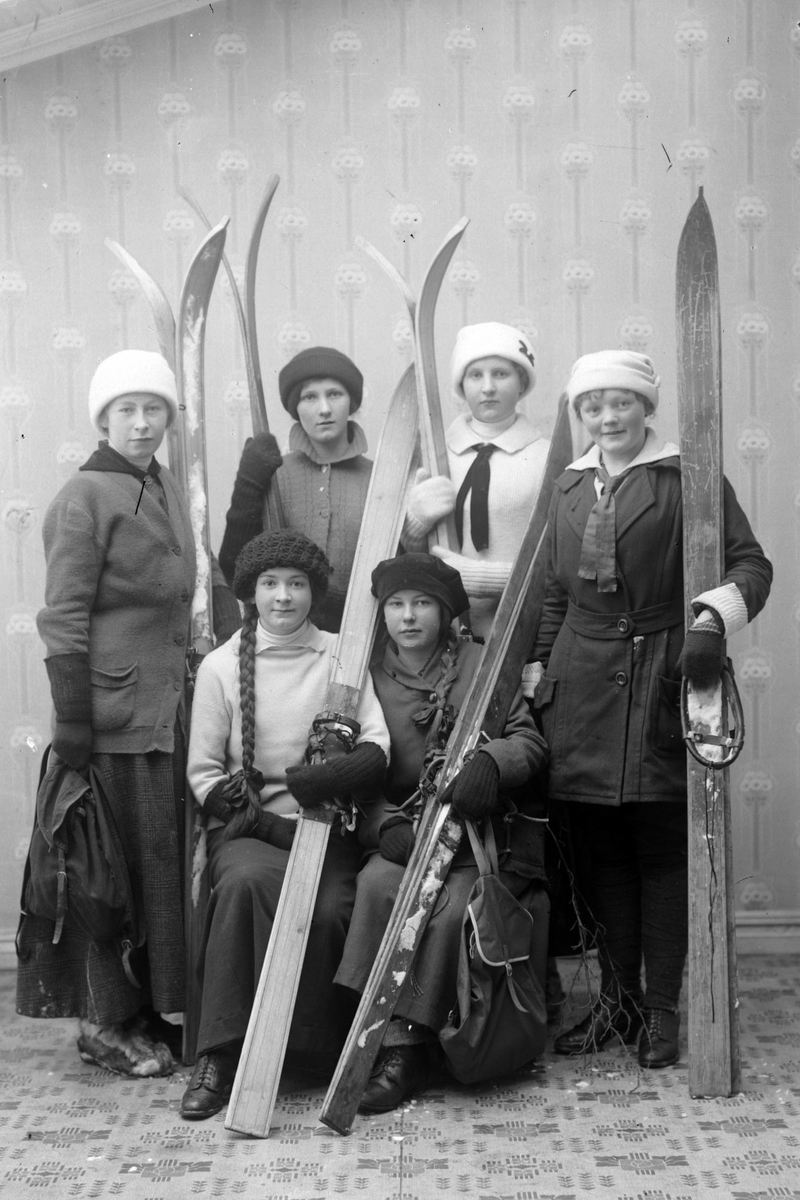 Gruppeportrett av kvinner med ski.