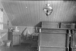 Interiørbilde av soverom på et loft. Mot veggen der skråtake