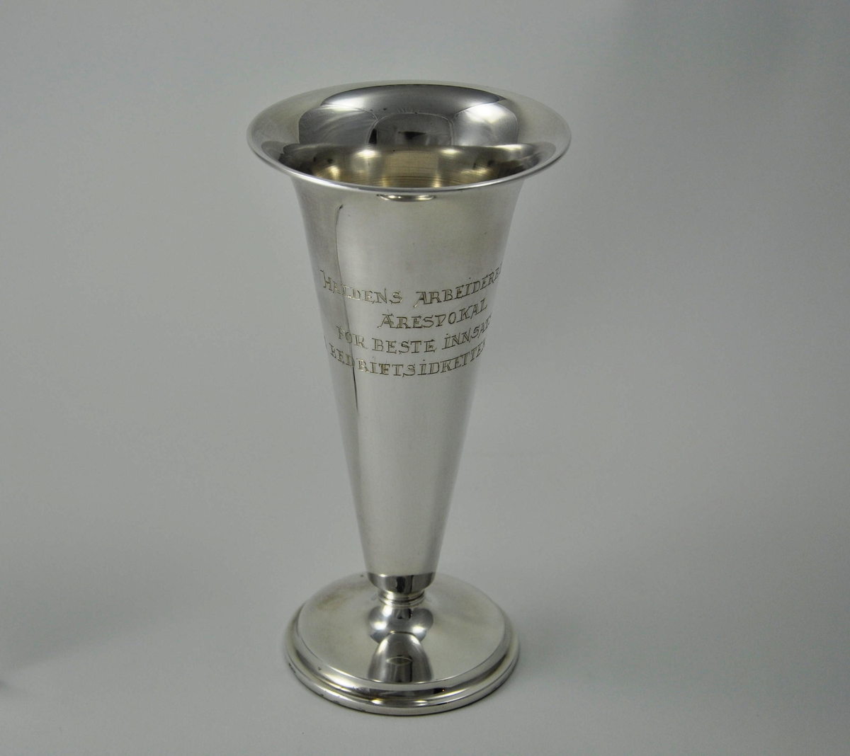 Pokal i sølv. Halden Arbeiderblads ærespokal for beste innsats i bedriftsidretten i 1948.