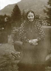 Eldre dame i staskler på Rophaug