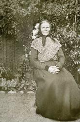 Eldre dame i stasklede i selskap på Rophaug