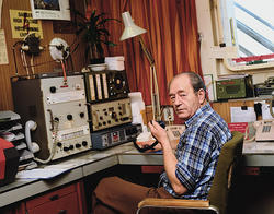 En radiooperatør i radiorommet på en av plattformene på Ekof