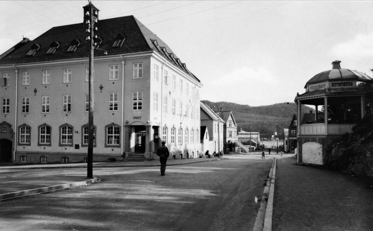 Postkort  med Harstad gamle postkontor som motiv.
